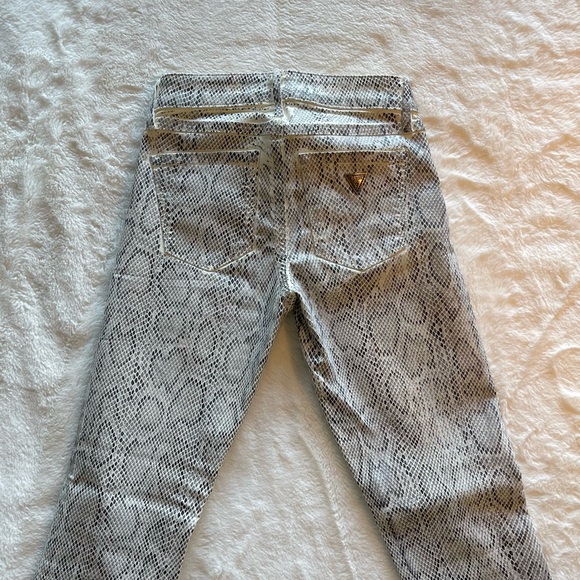 Guess waxy snakeskin denim. Size 24, fits like a 24-25. Stretchy never worn - Picture 9 of 9